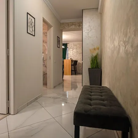 Jacuzzi Oasis Apartment Brasov