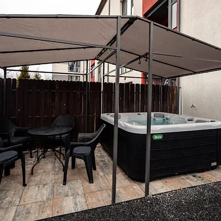 Jacuzzi Oasis Apartment Brasov